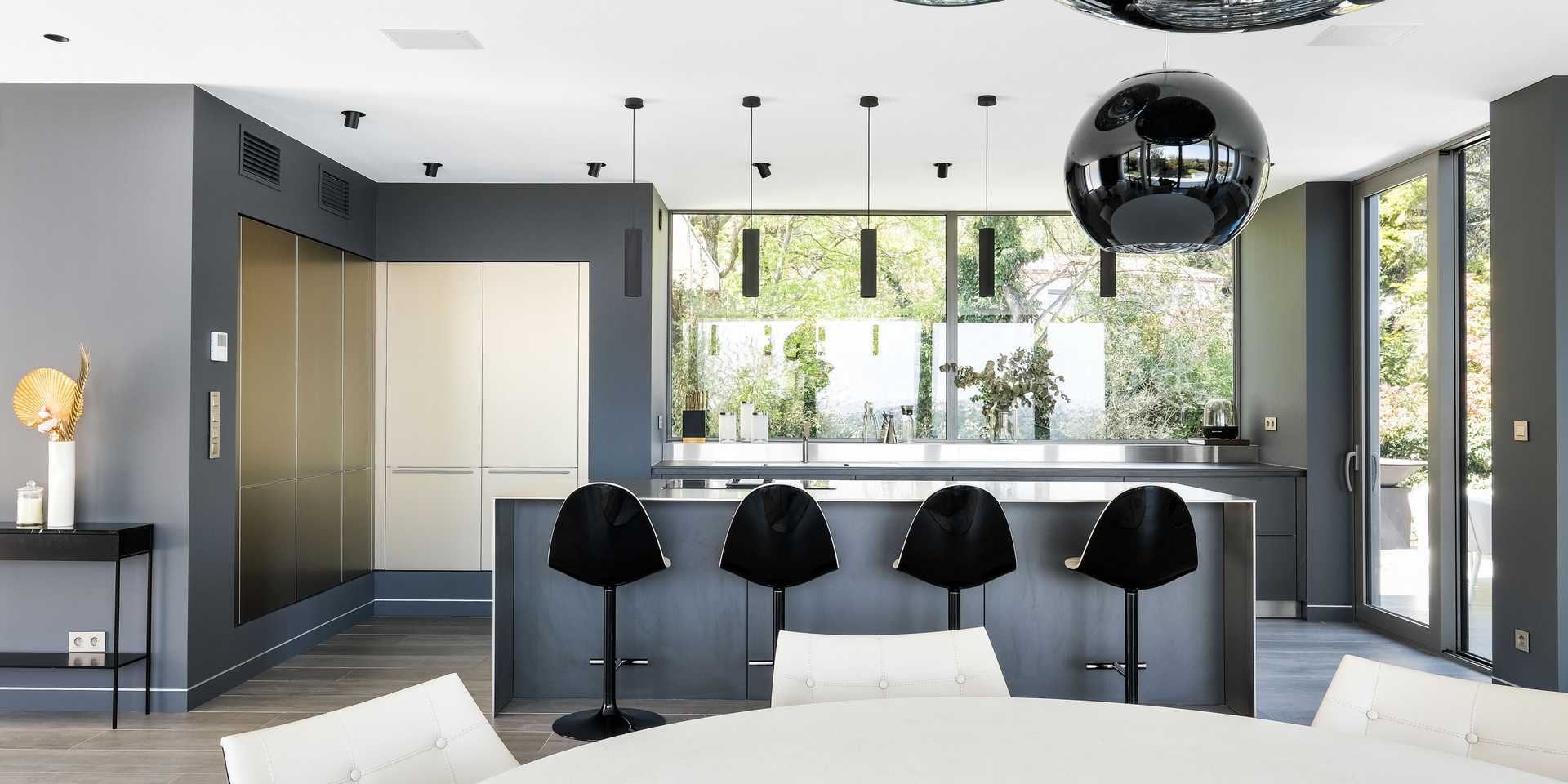Open kitchen in a villa designed by an interior designer in Marseille